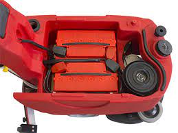 Autolaveuse avec batteries et chargeur incorporé avec traction sur les brosses (semi-automatique) RCM BYTE II 531 - 33.BY.203-ZI